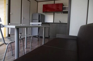Dining - ZEcamping 4* piscine couverte chiens acceptés club enfant locatif TV (Caro)