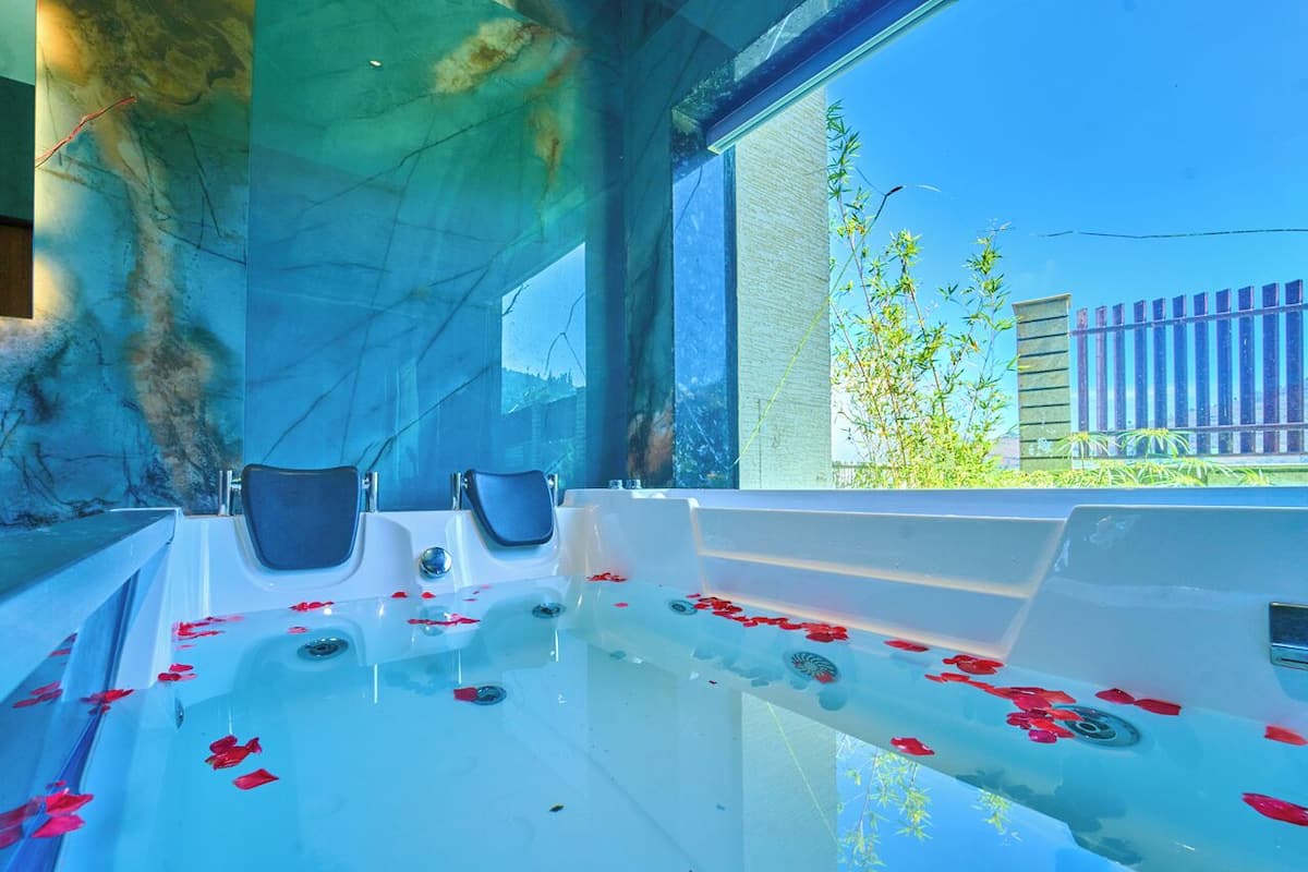 Skrivebord, skrivebord for bærbar PC og wi-fi (inkludert)