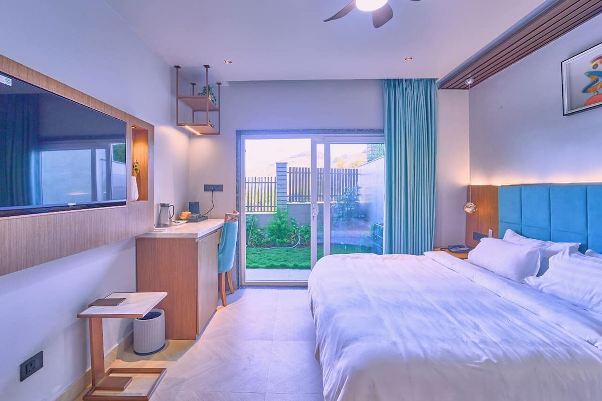 Rom – deluxe, kjæledyr tillatt, hageutsikt | Skrivebord, skrivebord for bærbar PC og wi-fi (inkludert)