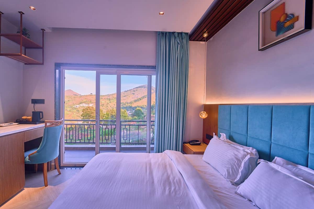 Skrivebord, skrivebord for bærbar PC og wi-fi (inkludert)