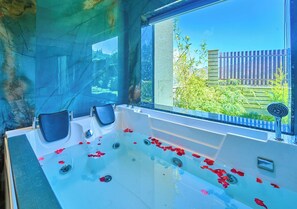 Presidential Room, Lanai, Garden View | Indoor spa tub - Cloudskape Resort Ooty by VOYE HOMES (Ooty)