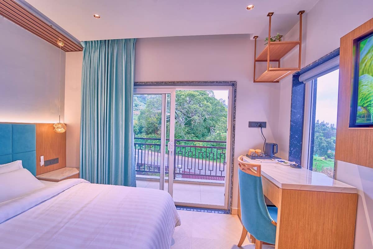 Rom – deluxe, balkong, fjellutsikt | Skrivebord, skrivebord for bærbar PC og wi-fi (inkludert)