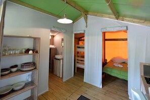 2 bedrooms, WiFi - ZEcamping 4* animé piscine couverte locatif 30m2 (Caro)