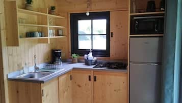 Réfrigérateur, micro-ondes, plaque de cuisson