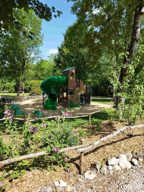 Children’s area - ZEcamping piscine chauffée dog friendly locatif LV BBQ 90m2 6 pers (Vendoire)