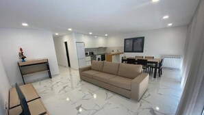 A modern apartment with a living room, kitchenette, and dining area. - In Barcelos View Lodge (Barcelos)