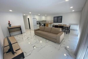 Living area - In Barcelos View Lodge (Barcelos)