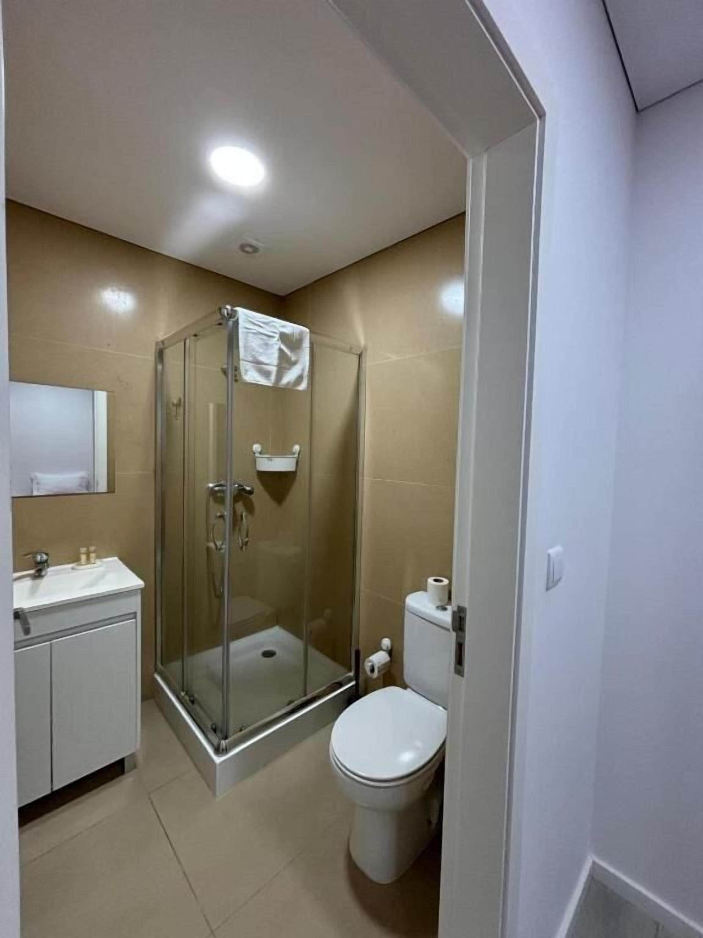 Habitación básica con 2 camas individuales | Baño
