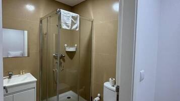 Habitación básica con 2 camas individuales | Baño