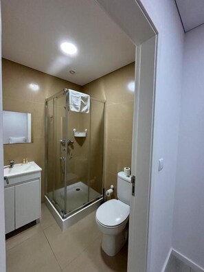 Basic Twin Room | Bathroom - In Barcelos View Lodge (Barcelos)