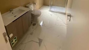 A bathroom with a toilet, sink, and shower area. - In Barcelos View Lodge (Barcelos)