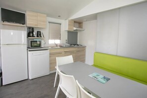 Réfrigérateur, micro-ondes, plaque de cuisson, lave-vaisselle
