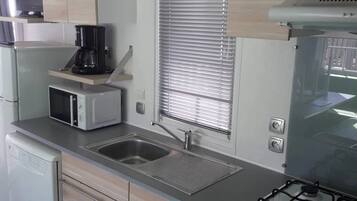 Kjøleskap, mikrobølgeovn, kokeplater og oppvaskmaskin