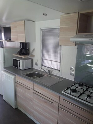 Fridge, microwave, stovetop, dishwasher - ZEcamping 4 étoiles pataugeoire chiens acceptés locatif TV LV 40m2 (Foix)