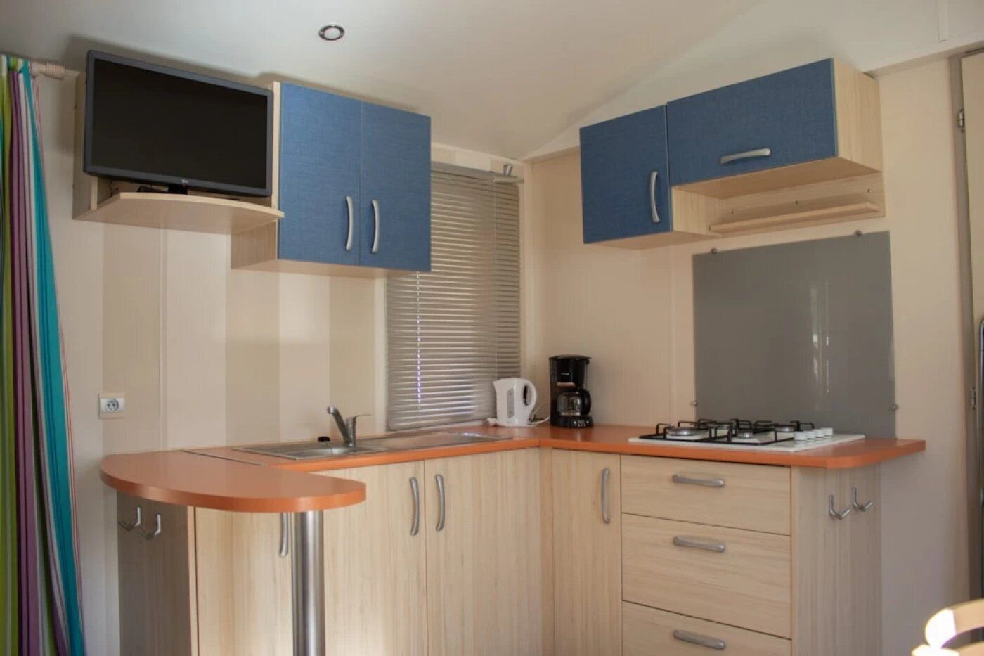 Refrigerador, microondas y parrilla de estufa 