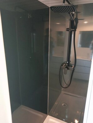 Bathroom - ZEcamping 4* pataugeoire animaux acceptés cottage TV LV clim 32m2 (Foix)