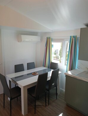 Dining - ZEcamping 4* pataugeoire animaux acceptés cottage TV LV clim 32m2 (Foix)