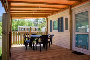 Outdoor dining - ZEcamping 4* pataugeoire animaux acceptés cottage TV LV clim 32m2 (Foix)