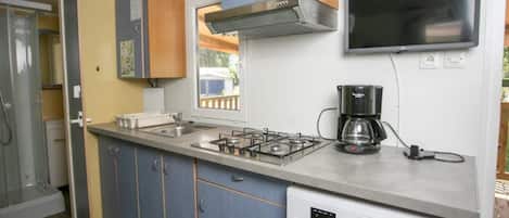 Frigorifero, microonde, piano cottura, lavastoviglie