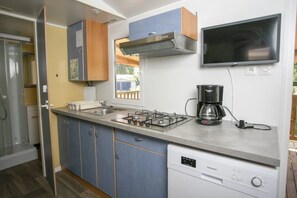 Fridge, microwave, stovetop, dishwasher - ZEcamping 4 étoiles pataugeoire dog friendly sauna cottage TV LV 27m2 (Foix)