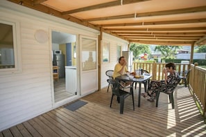 Outdoor dining - ZEcamping 4 étoiles pataugeoire dog friendly sauna cottage TV LV 27m2 (Foix)