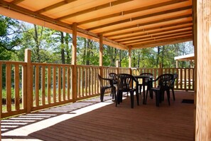 Outdoor dining - ZEcamping 4 étoiles pataugeoire dog friendly sauna locatif TV 32m2 (Foix)