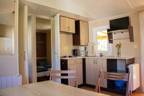 Fridge, microwave, stovetop - ZEcamping 4 étoiles pataugeoire dog friendly sauna locatif TV 32m2 (Foix)