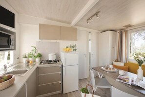 Fridge, microwave, stovetop - ZEcamping 3 étoiles pataugeoire piscine locatif 24m2 4 pers (Les Assions)