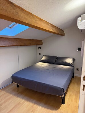 Tabla de planchar con plancha, wifi y ropa de cama 