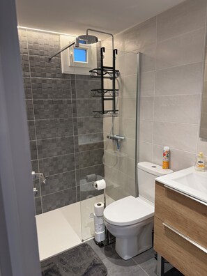 Regadera y papel de baño 