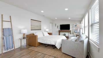 Planxa i posts de planxar, un bressol de viatge, wifi i roba de llit