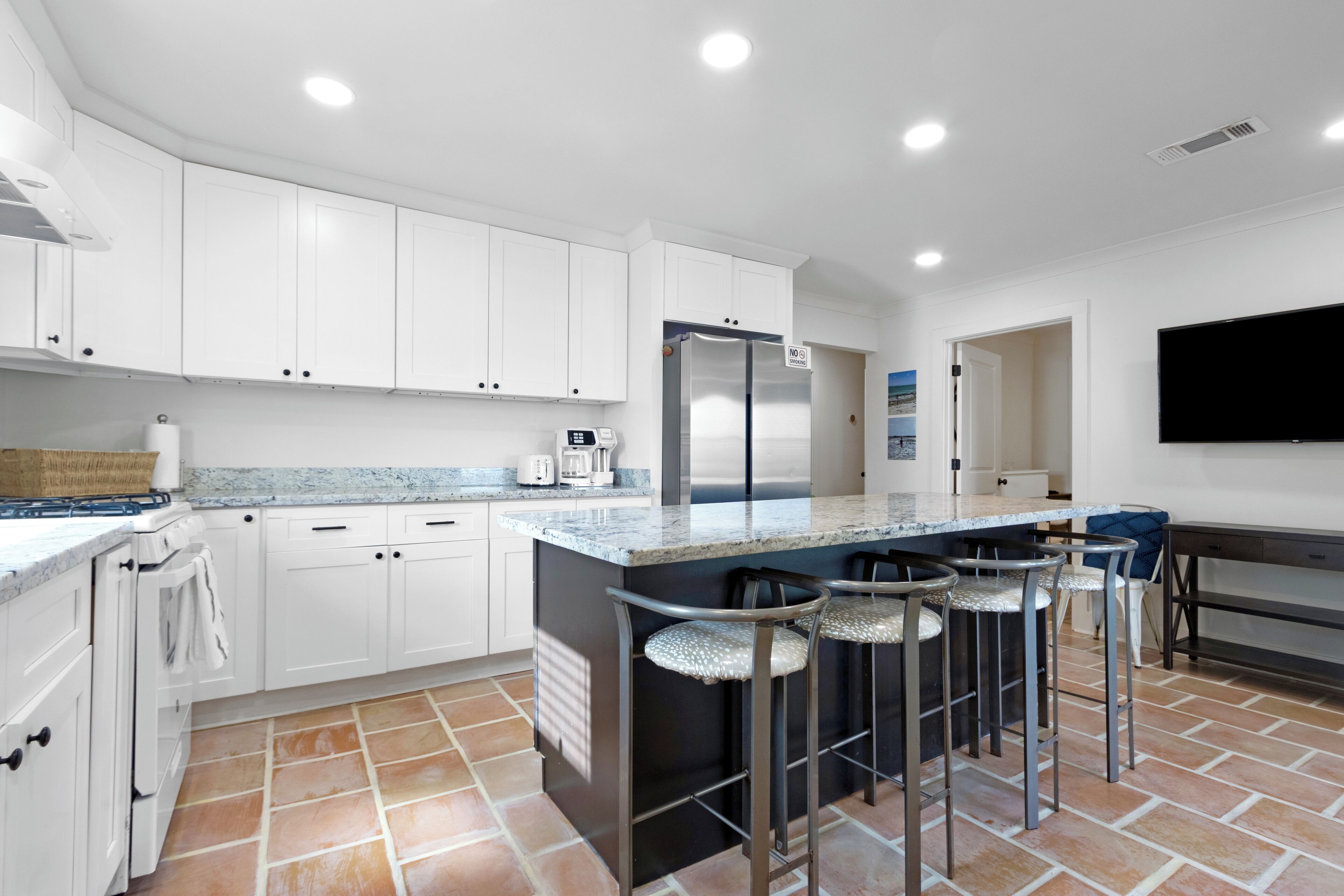 冷蔵庫、電子レンジ、オーブン、コンロ