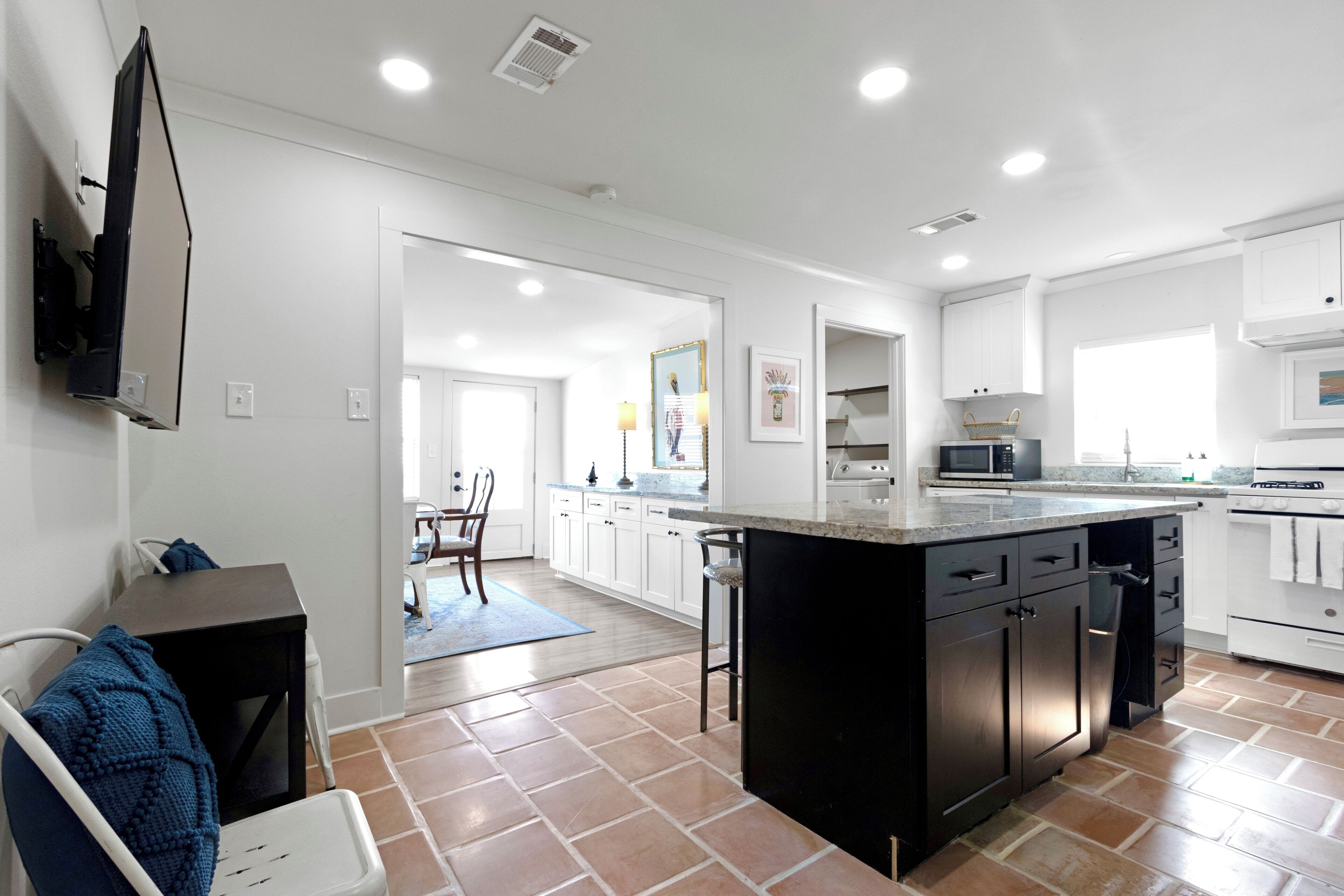 冷蔵庫、電子レンジ、オーブン、コンロ