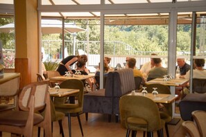 Dining - ZEcamping 3* pataugeoire piscine locatif TV clim 30m2 4 pers (Les Assions)