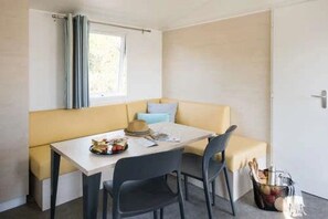 Dining - ZEcamping 3 étoiles pataugeoire locatif TV clim 31m2 (Les Assions)