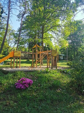 Children’s area - ZEcamping 3* piscine chauffée chiens acceptés locatif BBQ 39m2 5 pers (Neuvic)