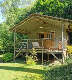 Terrace/patio - ZEcamping 3* piscine chauffée chiens acceptés locatif BBQ 39m2 5 pers (Neuvic)