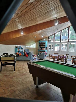 Games room - ZEcamping 3* piscine chauffée chalet BBQ 35m2 5 pers (Neuvic)