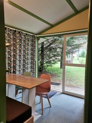 Dining - ZEcamping 3* piscine chauffée chalet BBQ 35m2 5 pers (Neuvic)