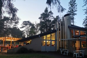 Outdoor dining - ZEcamping 3* piscine chauffée chalet BBQ 35m2 5 pers (Neuvic)