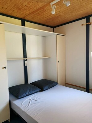 2 bedrooms, WiFi - ZEcamping 3 étoiles piscine chauffée chalet BBQ 39m2 5 pers (Neuvic)