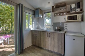 Fridge, microwave, stovetop - ZEcamping 3* familial do friendly piscine chauffée restaurant et bar (Le Bugue)