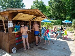 Outdoor dining - ZEcamping 3* familial do friendly piscine chauffée restaurant et bar (Le Bugue)