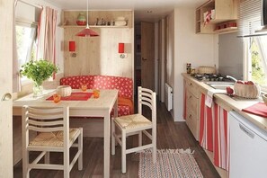 Dining - ZEcamping 3 étoiles animé piscine chauffée roulotte 24m2 4 pers (Le Bugue)