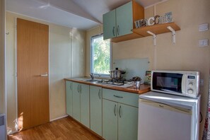 Fridge, microwave, stovetop - ZEcamping 3 étoiles familial piscine chauffée mobil-home 24m2 4 pers (Le Bugue)