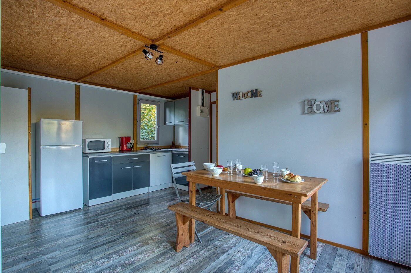 Réfrigérateur, micro-ondes, plaque de cuisson