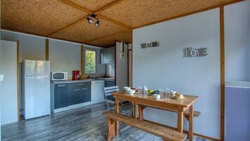 Réfrigérateur, micro-ondes, plaque de cuisson