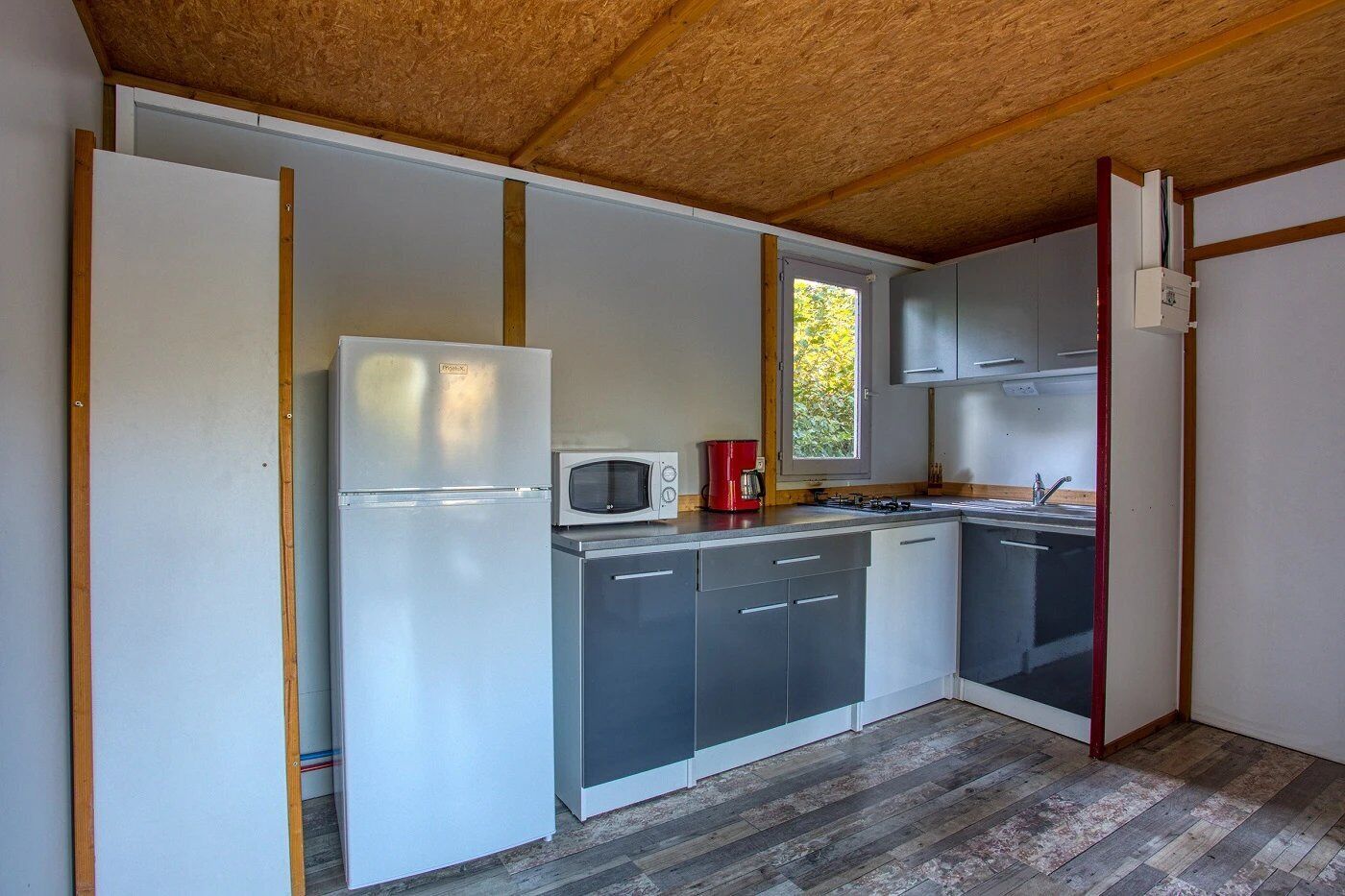 Réfrigérateur, micro-ondes, plaque de cuisson