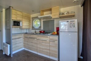 Kühlschrank, Mikrowelle, Herdplatte