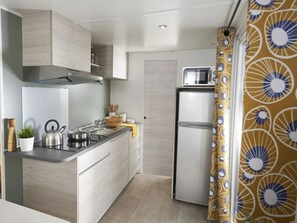 Kühlschrank, Mikrowelle, Herdplatte